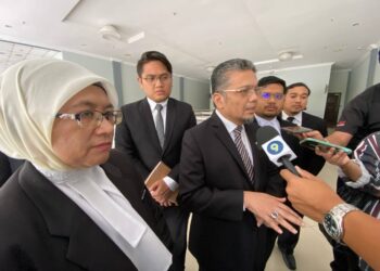 ROZIATON Mohd. Nordin (kiri) dan Zainul Rijal ketika ditemui di Mahkamah Tinggi Seremban hari ini selepas prosiding keputusan permohonan seorang anak untuk menggali semula kubur bapanya yang telah dikebumikan secara Islam.-UTUSAN/NOR SHAFAWATI YUP.