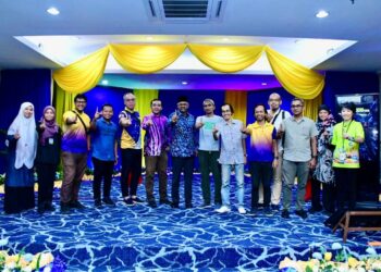 AFFENDI Rajini Kanth (tujuh dari kiri) bergambar bersama para pengamal media Perlis pada Majlis Hi Tea Bersempena 100 Hari Pentadbiran Yang Dipertua MPK di Kangar, Perlis semalam