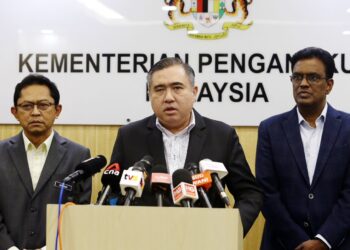 ANTHONY Loke pada sidang akhbar di Kementerian Pengangkutan Putrajaya.
