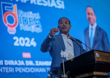 ZAMBRY Abdul Kadir ketika berucap pada majlis Pembentangan Kad Laporan Pencapaian KPT 2024 di Putrajaya. - UTUSAN/FAIZ ALIF ZUBIR