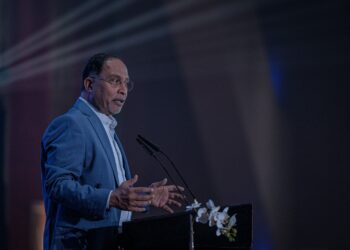 ZAMBRY Abdul Kadir berucap dalam majlis Pembentangan Kad Laporan Pencapaian KPT 2024 di Putrajaya semalam. - UTUSAN/FAIZ ALIF ZUBIR