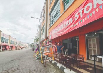KEADAAN pusat perniagaan barangan murah seperti karpet, kelengkapan perkahwinan dan perabot yang lengang ketika tinjauan di Seri Iskandar, Perak. - UTUSAN/AIN SAFRE BIDIN