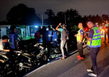 SEBAHAGIAN remaja yang dicekup polis semasa operasi lumba haram di Lebuh Raya Kota Bharu-Kuala Krai, Kota Bharu, Kelantan tengah malam tadi.