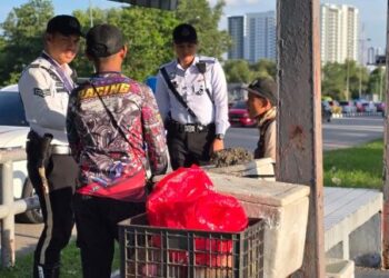 POLIS menyaman empat penjaja trafik light di Johor Bahru dalam operasi bersepadu yang dijalankan bersama MBJB, semalam.