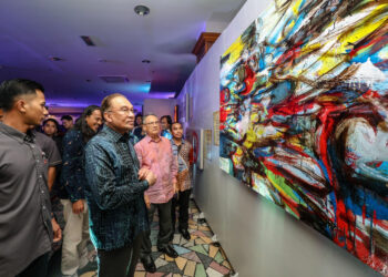 ANWAR Ibrahim (tiga kiri) melawat pameran karya seni ketika hadir pada program Manifestasi Tiga Seni di Dewan Bahasa dan Pustaka (DBP), Kuala Lumpur.-UTUSAN/FARIZ RUSADIO