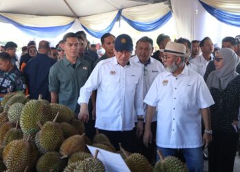 ANWAR Ibrahim dan Syed Abu Hussin Hafiz Syed Abdul Fasal (dua dari kanan) dalam Majlis Peluncuran Jualan Termurah Madani di Jalan Kampung Masjid Timah, Permatang Pauh, Pulau Pinang hari ini.-UTUSAN/IQBAL HAMDAN