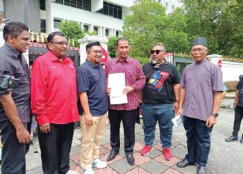 BADRUL Hisham Shaharin (dua dari kiri) menyerahkan memorandum kepada Nor Azman Mohamad (tengah) di Wisma Negeri di Seremban, semalam. – UTUSAN/NAZARUDIN SHAHARI