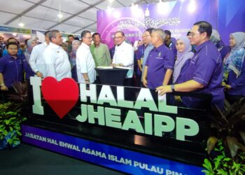 ANWAR Ibrahim (tengah) ketika hadir merasmikan Ekspo Halal Antarabangsa Pulau Pinang (PIXEX) kali ke-13 di kawasan tempat letak kereta Gravitas, Jalan Baru, Bukit Mertajam, Pulau Pinang, hari ini.-UTUSAN/IQBAL HAMDAN
