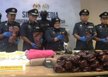 RAIZAM Setapa@Mustapa (tengah) menunjukkan sebahagian dadah yang disita pada sidang akhbar di Cawangan Narkotik Ibu Pejabat JKDM, Kampung Jijan, Nilai, Negeri Sembilan.