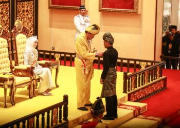 SULTAN Sharafuddin Idris Shah berkenan mengurniakan Darjah Kebesaran AIS kepada Faisal Halim pada Istiadat Pengurniaan Darjah dan Bintang Kebesaran sempena Hari Keputeraan Sultan Selangor Ke-79 dekat Balairong Seri Istana Alam Shah di Klang, Selangor, hari ini. - UTUSAN / AFIQ RAZALI