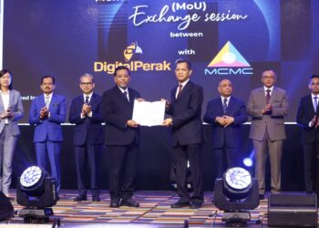 FAHMI Fadzil  (tiga dari kiri) dan Saarani Mohamad (tiga dari kanan) menyaksikan pertukaran memorandum di antara MCMC and Digital Perak Corporation Holdings pada Majlis Perak Economic Outlook 2025 di Ipoh hari ini. - UTUSAN/MUHAMAD NAZREEN SYAH MUSTHAFA