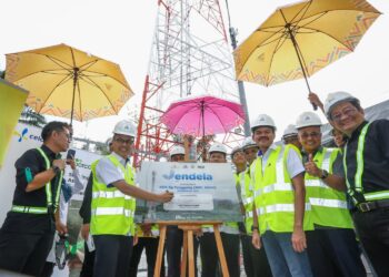 FAHMI Fadzil (dua dari kiri) menandatangani plak perasmian menara  telekomunikasi di bawah pelan Jalinan Digital Negara (Jendela) di  Kampung Orang Asli Sungai Tonggang, Ulu Kinta dekat Ipoh hari ini. - UTUSAN/MUHAMAD NAZREEN SYAH MUSTHAFA
