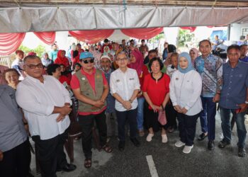 FAHMI Fadzil (tengah) bergambar bersama Komuniti Madani selepas Majlis Bantuan Pasca Banjir di Pulau Kambing, Kuala Terengganu hari ini. 