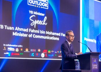 FAHMI Fadzil  berucap pada Majlis Perak Economic Outlook 2025 di Ipoh hari ini. - UTUSAN/MUHAMAD NAZREEN SYAH MUSTHAFA