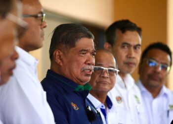 MOHAMAD Sabu dalam sidang akhbar Majlis Menandatangani Perjanjian Konsesi Cadangan Pembangunan Insfrastruktur bagi Menyokong Program Penanaman Padi Lima Musim Dalam Tempoh Dua Tahun di Kawasan MADA di Alor Setar. - UTUSAN/ SHAHIR NOORDIN