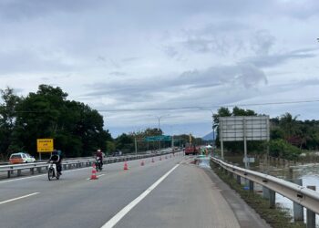 LALUAN lebuh raya yang dibuka semula setelah air kembali surut di KM32.1 hingga KM33.2 yang dinaiki air sebelum ini di Lebuhraya PLUS, Kubang Pasu.
