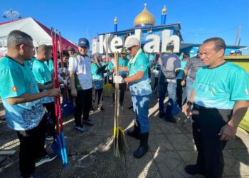 MOHD. Salleh Saidin (dua kanan) di samping Setiausaha Kerajaan Negeri, Datuk Seri Norizan Khazali (dua dari kiri) mengedarkan peralatan kepada peserta Gotong Royong Perdana sempena Tahun Melawat Kedah 2025 di pekan Kuala Kedah, Kedah.