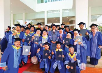 GRADUAN Ijazah Sarjana Muda dalam bidang Komunikasi diraikan dalam Majlis Konvokesyen USIM, Nilai, semalam.