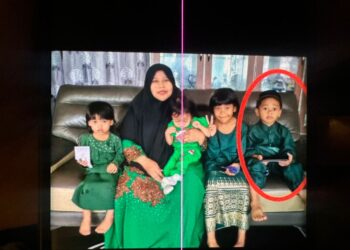 MUHD .Naufal Arshad Muhd.Aiman Hafiz (kanan) dikhuatiri lemas selepas dihanyutkan ombak dalam kejadian di Pantai Kandis, Bachok, Kelantan, semalam.