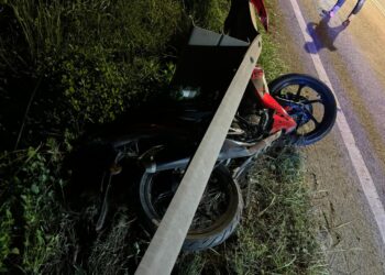 KEADAAN motosikal mangsa selepas merempuh besi penghadang jalan di Kilometer 3,Jalan Gua Musang-Kuala Krai, Gua Musang, Kelantan. - IHSAN POLIS