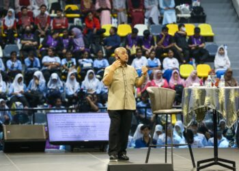 SAARANI Mohamad berucap pada program Jelajah Akhir Program Tanya Cikgu Saarani di Ipoh hari ini. - UTUSAN/MUHAMAD NAZREEN SYAH MUSTHAFA
