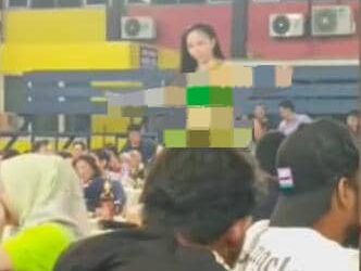 TANGKAP layar video memaparkan aksi seorang wanita berpakaian tidak sopan sehingga mencolok mata di depan khalayak dalam satu majlis di Tanah Merah, Kelantan.
