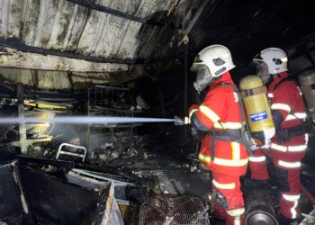 ANGGOTA bomba berusaha memadam kebakaran kedai perkasakan di Kampung Chica, Jalan Pasir Puteh, Kota Bharu, Kelantan. - IHSAN BOMBA