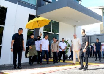 SULTAN Nazrin Muizzuddin Shah melawat makmal analisis unsur nadir bumi bukan radioaktif (NR-REE) pertama negara, Terra Mineral Lab Sdn. Bhd. di Gopeng hari ini. - UTUSAN/ZULFACHRI ZULKIFLI