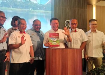 NGA Kor Ming (tengah) merasmikan Pelancaran Dasar Landskap Negara 2.0 dan Majlis Sentuhan  Kejayaan KPKT 2024 di Taiping hari ini.  - UTUSAN/WAT KAMAL ABAS