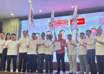 NGA Kor Ming (empat dari kanan) pada jamuan pengumpulan dana bangunan DAP Batu Gajah yang turut dihadiri Setiausaha Agung DAP, Anthony Loke (lima dari kanan) di Batu Gajah hari ini. - UTUSAN