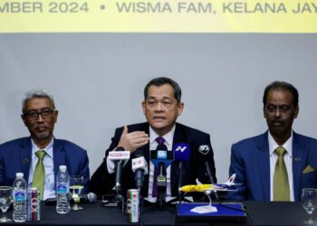 Presiden FAM, Tan Sri Hamidin Mohd Amin (tengah), pada sidang akhbar Mesyuarat Jawatankuasa Eksekutif Kali ke-13 bagi Penggal 2021-25, di Wisma Kelana Jaya, semalam