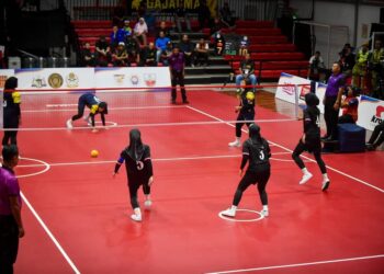 AKSI menarik pertemuan antara Selangor bertemu Melaka bagi regu wanita pada Kejohanan Sepak Takraw Piala Tun Ali 2024 di Dewan Bola Keranjang Majlis Bandaraya Melaka Bersejarah (MBMB), Bukit Serindit, Melaka. - UTUSAN/AMRAN MULUP