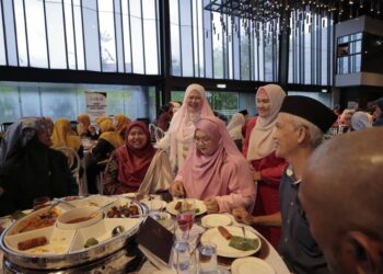 SALBIAH Mohamed (berdiri, kiri) beramah mesra dengan tetamu pada perasmian Program Sejahtera Warga Emas peringkat negeri Perak 2024 di Ipoh hari ini. - UTUSAN