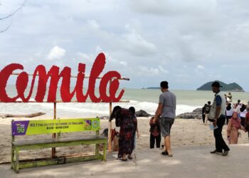 PANTAI Samila di Songkhla, Thailand yang menjadi tumpuan pelancong dari Malaysia dan pasangan dari negara ini yang bernikah di Thailand. - UTUSAN/WAT KAMAL ABAS