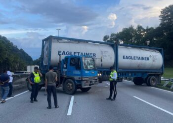 KEADAAN lori tangki yang melintang jalan menyebabkan kesesakan trafik lebih enam kilometer di Kilometer 264.4, Lebuh Raya Utara-Selatan arah utara menuju Terowong Menora. - UTUSAN/IHSAN PDRM