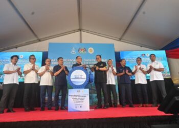 WAN ROSDY Wan Ismail (lima dari kiri) dan Ahmad Samsuri Mokhtar (lima dari kanan) menyempurnakan gimik penyerahan Projek Paip Agihan Kemaman ke Gebeng di Balok, Kuantan, Pahang. - UTUSAN/SHAIKH AHMAD RAZIF