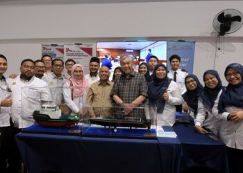 AHMAD Zahid Hamidi (tengah) bersama kakitangan Politeknik Bagan Datuk pada Program One Stop Centre (OSC) Sejahtera Sosial Negeri Perak Daerah Bagan Datuk hari ini. - UTUSAN/ZULFACHRI ZULKIFLI