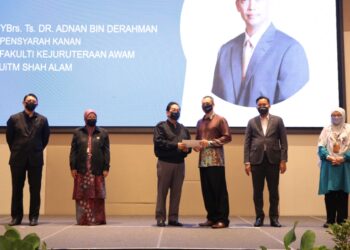 ZAMANI Ahmad Mansor menyampaikan surat pelantikan kepada seorang pensyarah UiTM bagi berkongsi idea mewujudkan bandaraya Shah Alam yang lebih bersih, dekat Hotel Wyndham Acmar di Klang, Selangor, hari ini. - UTUSAN/ABDUL RAZAK IDRIS