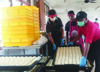 PELATIH di PRP Mantin mengasingkan tempahan kuih pau yang diterima mereka ketika ditemui Utusan Malaysia baru-baru ini.-UTUSAN/NUR SHARIEZA ISMAIL