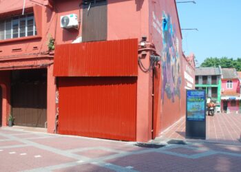 PREMIS Street Kitchen yang retak di Jalan Laksamana, Banda Hilir, Melaka telah ditutup oleh MBMB sejak Rabu. - UTUSAN/AMRAN MULUP