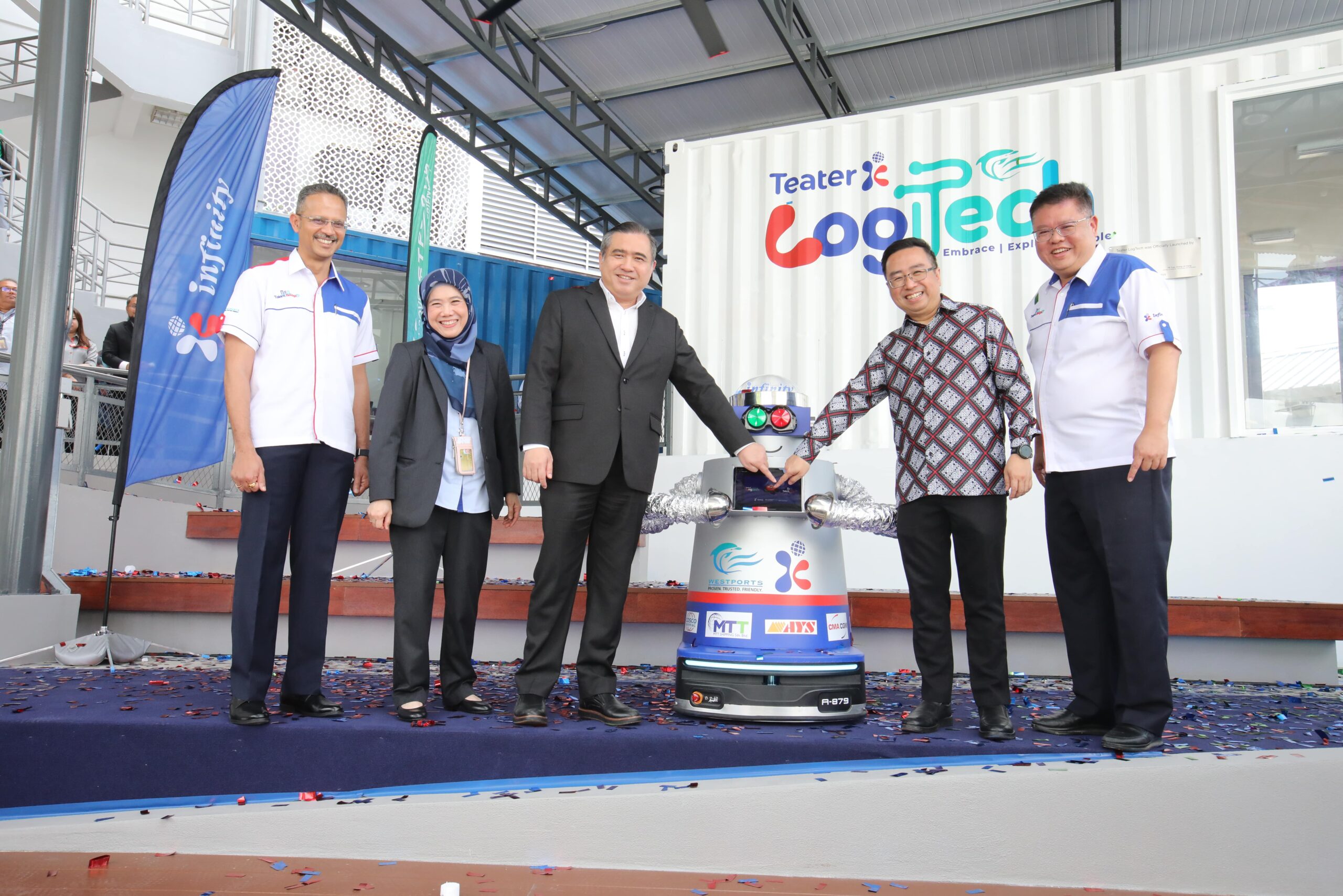 LOKE Siew Fook (tiga dari kiri) bersama Chang Lih Kang (dua dari kiri) dan Chan Kong Yew (kiri) ketika pelancaran makmal Teater LogTech di Fakulti Sains Komputer dan Teknologi Maklumat, UM.