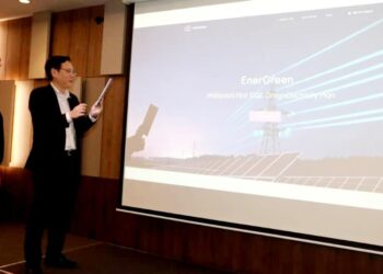 LEE TING HAN (kanan) merasmikan Forum Bekalan Elektrik Hijau 2025 di Hotel Opero, Johor Bahru.