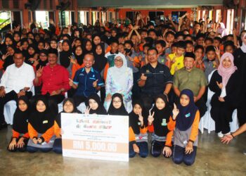 KALSOM bergambar dengan murid-murid sempena Program Kembali Ke Sekolah: Kekal Selamat Di Dunia Siber di SK Peringgit, Melaka. - AMRAN MULUP/UTUSAN