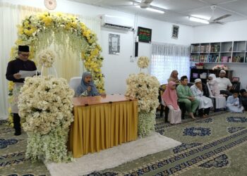 PENDUDUK termasuk kanak-kanak menghadiri kelas agama dan fardu ain di surau Taman Rasah Jaya, Seremban yang dibuka semula selepas lebih 35 tahun terbiar. - UTUSAN /NUR SHARIEZA ISMAIL