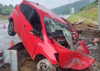 KEADAAN Perodua Myvi dinaiki tiga sekeluarga yang terlibat dalam kemalangan jalan raya di Kilometer 258.8 Lebuhraya Pantai Timur 2 berhampiran Perasing, Kemaman, Terengganu. -UTUSAN/NIK NUR IZZATUL HAZWANI NIK ADNAN