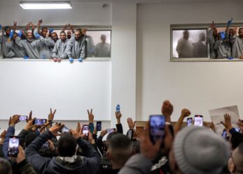 ORANG ramai bersorak untuk tahanan Palestin yang dibebaskan oleh Israel sebaik tiba di bangunan pusat sukan perbandaran Ramallah, di Tebing Barat.- AFP