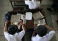 PELAJAR Sekolah Menengah Rendah PGRI 6 Bogor, Jawa Barat menikmati hidangan pada hari pertama program makanan percuma.- AFP