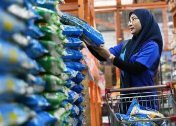 PENJUALAN beras campuran merupakan antara kaedah cukup baik dalam menyelesaikan masalah ketiadaan bekalan beras tempatan di pasaran yang sudah berlarutan lebih dua tahun. – UTUSAN/IZLIZAN OTHMAN
