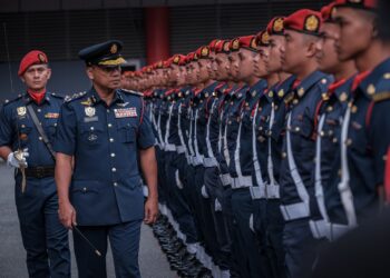 NOR Hisham Mohammad memeriksa perbarisan kehormat pada Majlis Perhimpunan Bulanan Jabatan Bomba di Ibu Pejabat JBPM Putrajaya. - UTUSAN/FAIZ ALIF ZUBIR