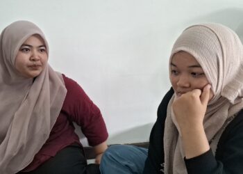 NURUL Farhana Ahmad Al Faizan (kanan) bersama kakaknya, Nurul Fatihah ketika ditemui di kediamannya di Kampung Mak Chili, Kemaman, Terengganu. -UTUSAN/NIK NUR IZZATUL HAZWANI NIK ADNAN